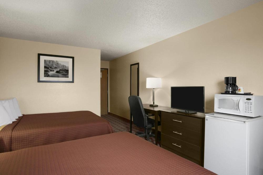 Queen Room with Two Queen Beds - Mobility Access/Non-Smoking interior