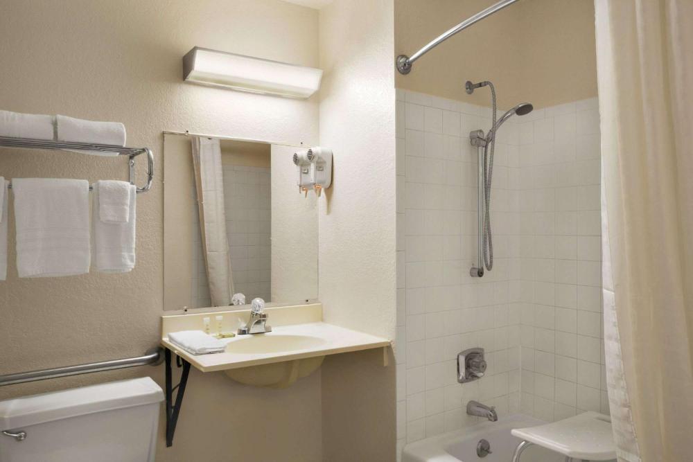 Queen Room - Mobility Access/Non-Smoking interior