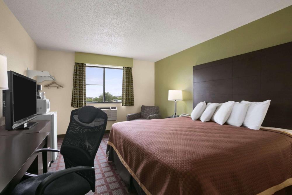 King Room - Non-Smoking interior